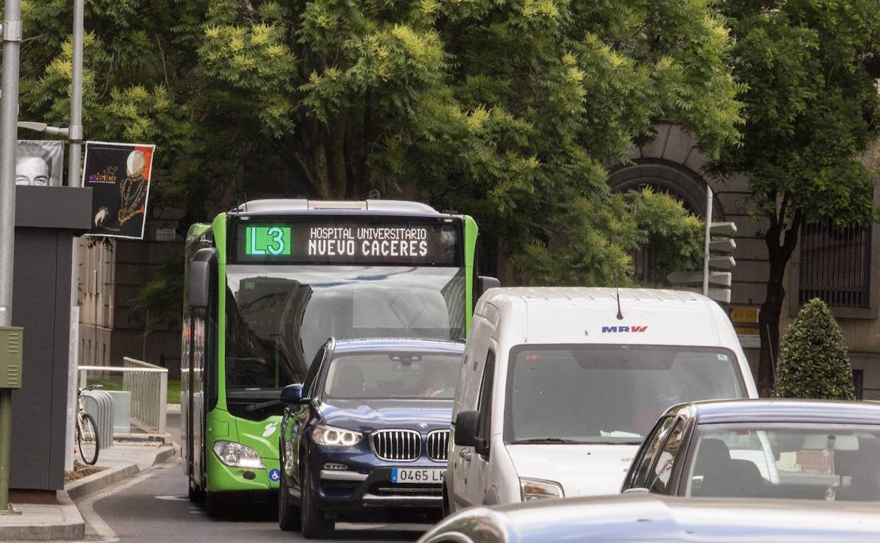 Uno de los autobuses de la línea 3 que llega hasta el Hospital Universitario y dejará de recorrer el campus completo en mañanas lectivas. 