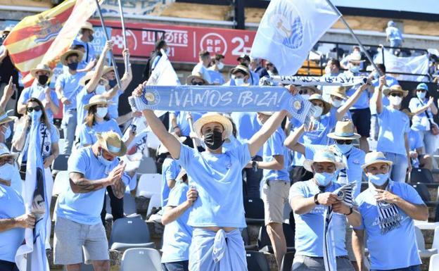 Imagen principal - La afición del Ibiza tiñó de azul celeste las gradas del nuevo Vivero. La afición del Amorebieta, en la noche del sábado en el NUevo Vivero, donde su equipo eliminó al Badajoz. Desolación en el Athletic Club B, que estuvo cerca de eliminar al BUrgos.