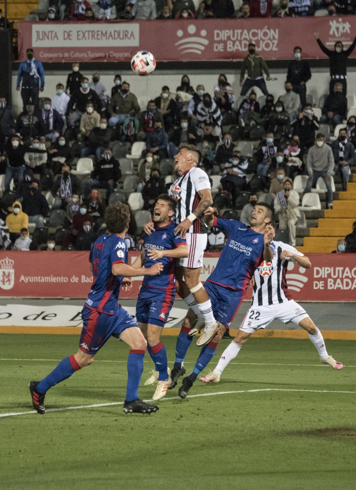 Dani Aquino salta entre tres jugadores del Amorebieta. 