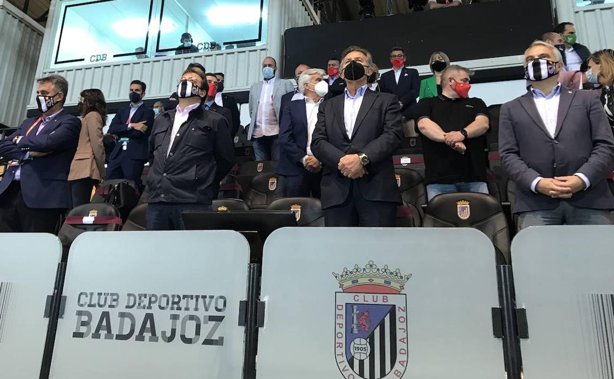 Joaquín Parra en el palco de autoridades del Nuevo Vivero junto al presidente de la Junta de Extremadura Guillermo Fernández Vara, el presidente de la Comisión de Segunda B de la RFEF José Miguel Monje y al alcalde Francisco Javier Fragoso durante la final por el ascenso Badajoz-Amorebieta. 