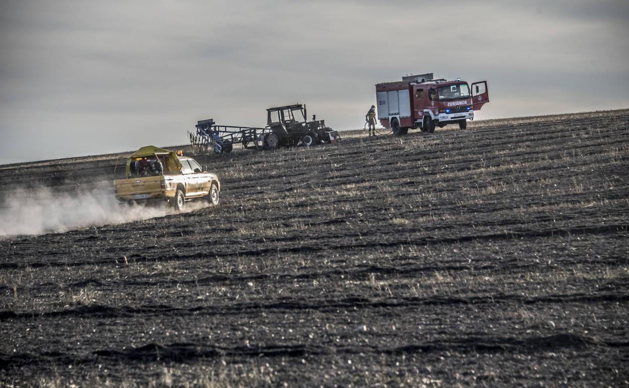 Un tractor ha resultado calcinado por las llamas.