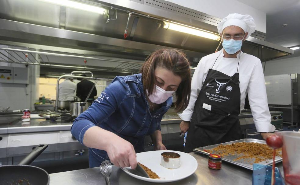 Rocío Maya prepara el plato que le ha valido para ganar el Espiga de Caja Rural de Extremadura