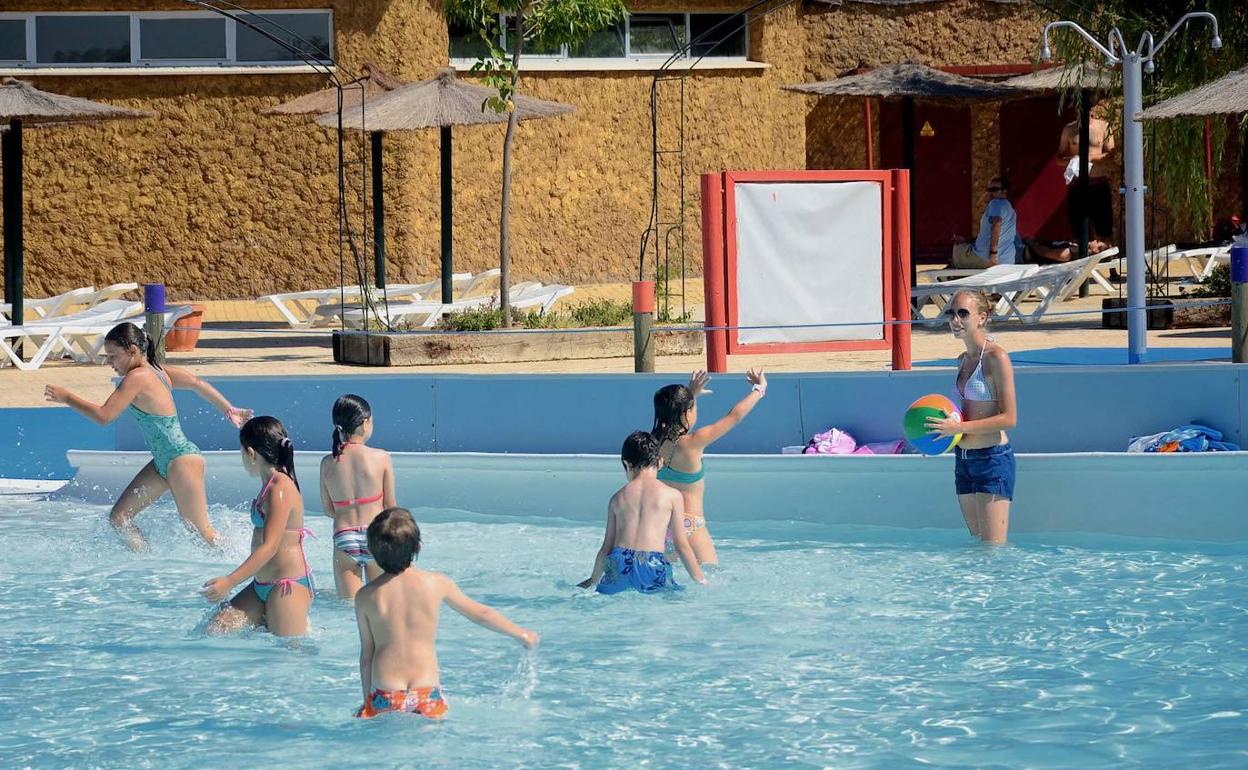 Niños juegan en una de las piscinas de AquaBadajoz. 