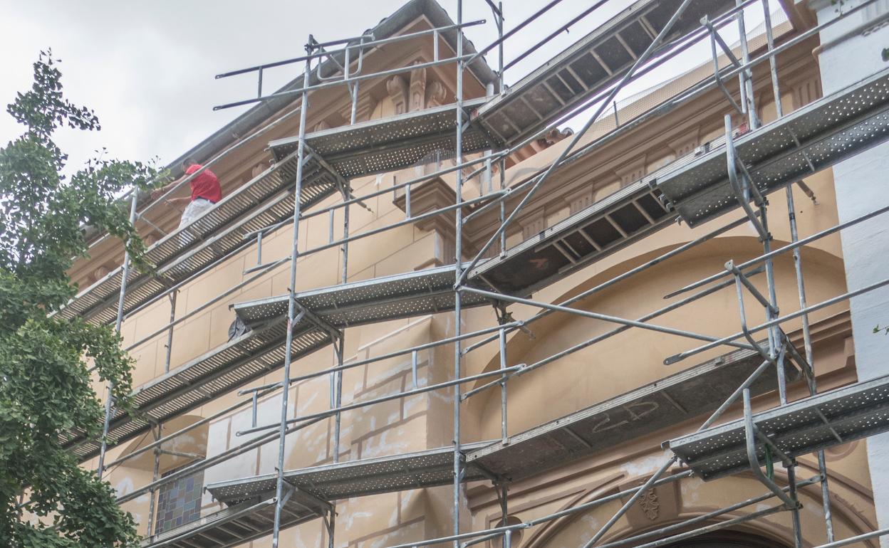 Los trabajos para recuperar la falsa sillería de la fachada continúan. 