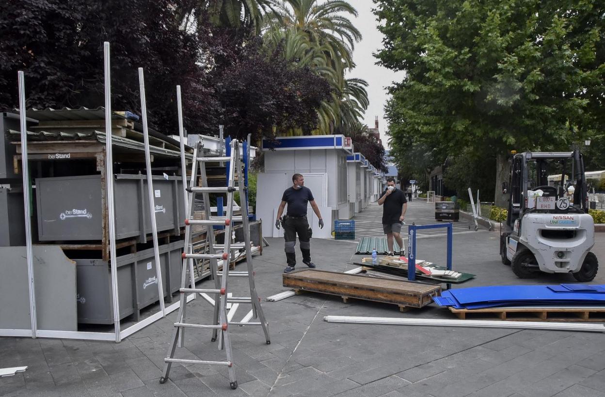 Los montadores ultiman ayer la organización de las casetas, que abrirán esta tarde en San Francisco. 