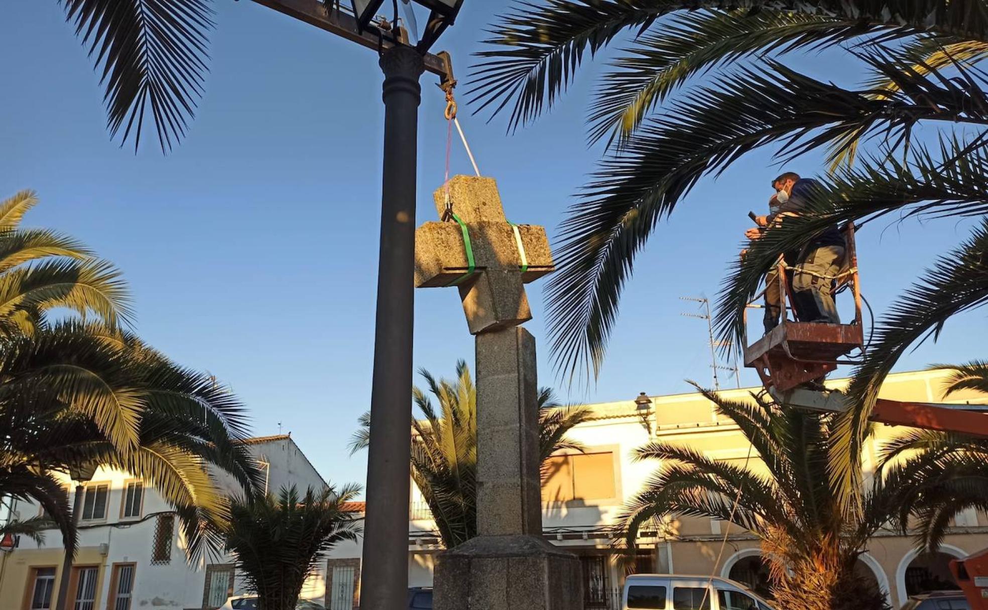 La cruz de la calle Larga Alta de Casar de Cáceres se trasladó el pasado martes al cementerio municipal. 
