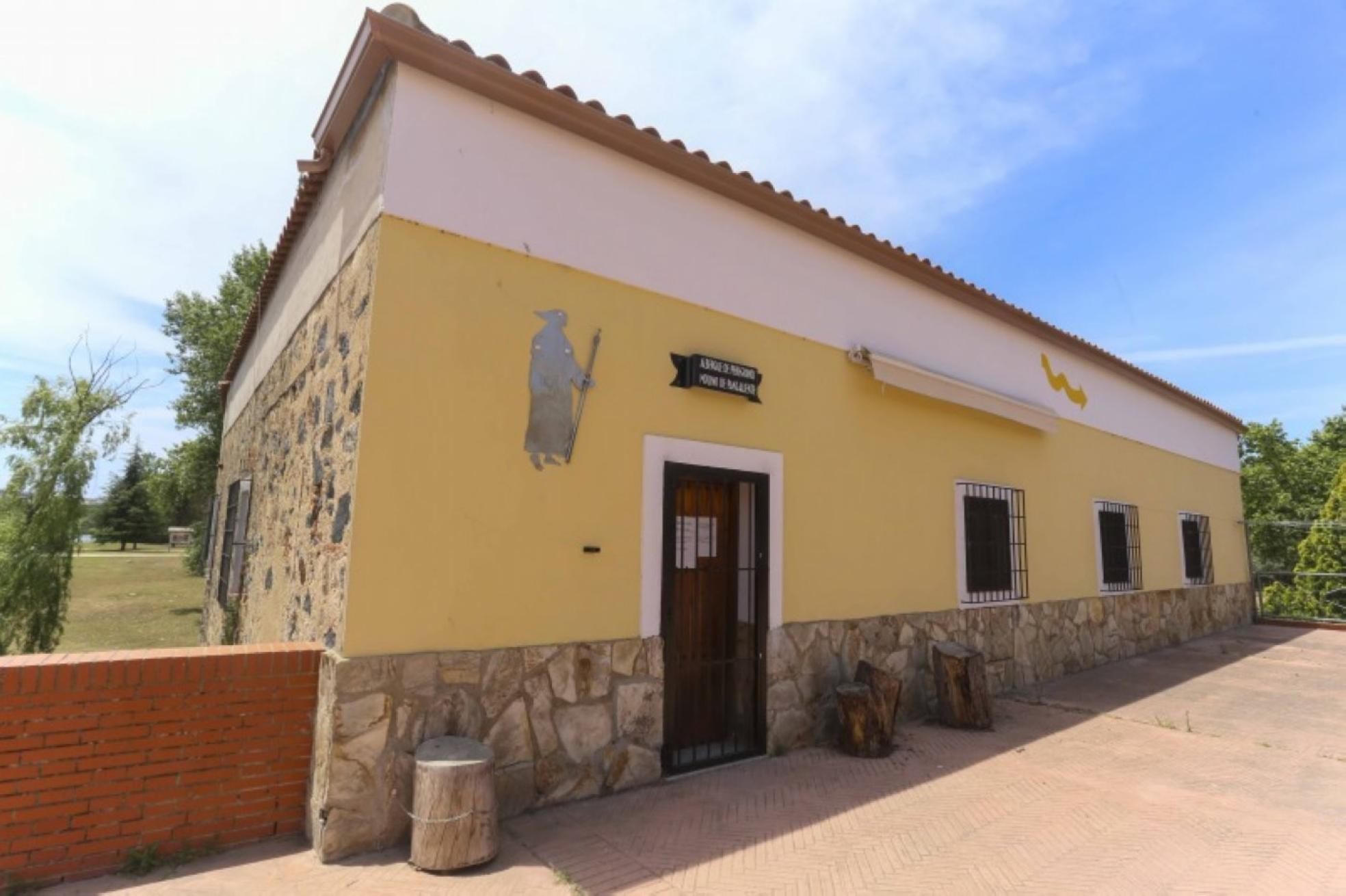 Fachada del albergue con la puerta cerrada. 
