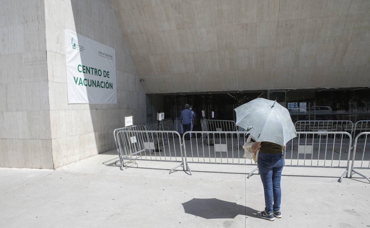 Entrada al centro de vacunación de Cáceres, donde podría empezar el viernes la vacunación a los menores de 50 años. 