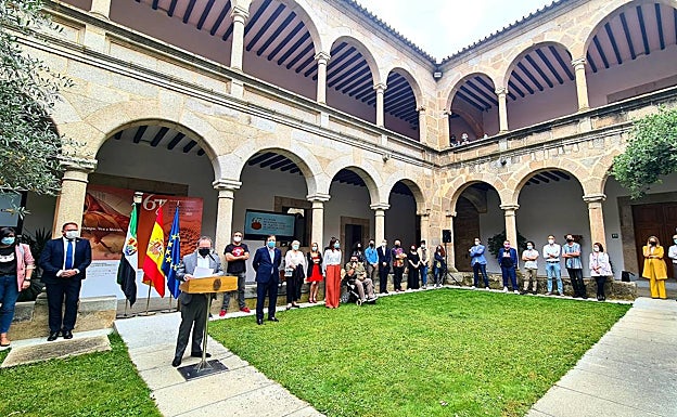 Cimarro (ante el atril), Vara y actores y directores durante la presentación del Festival de Mérida esta mañana en el claustro del conventual santiaguista, sede de la Presidencia de la Junta. 
