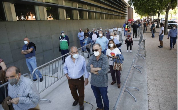 Los cacereños se vacunan hasta siete días antes que los pacenses