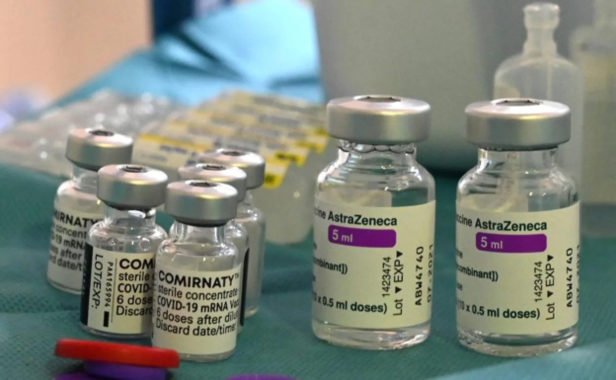 Vacunas Covid: Los sindicatos tildan de «chantaje» que la Junta cite antes a quienes opten por vacunarse con Pfizer 