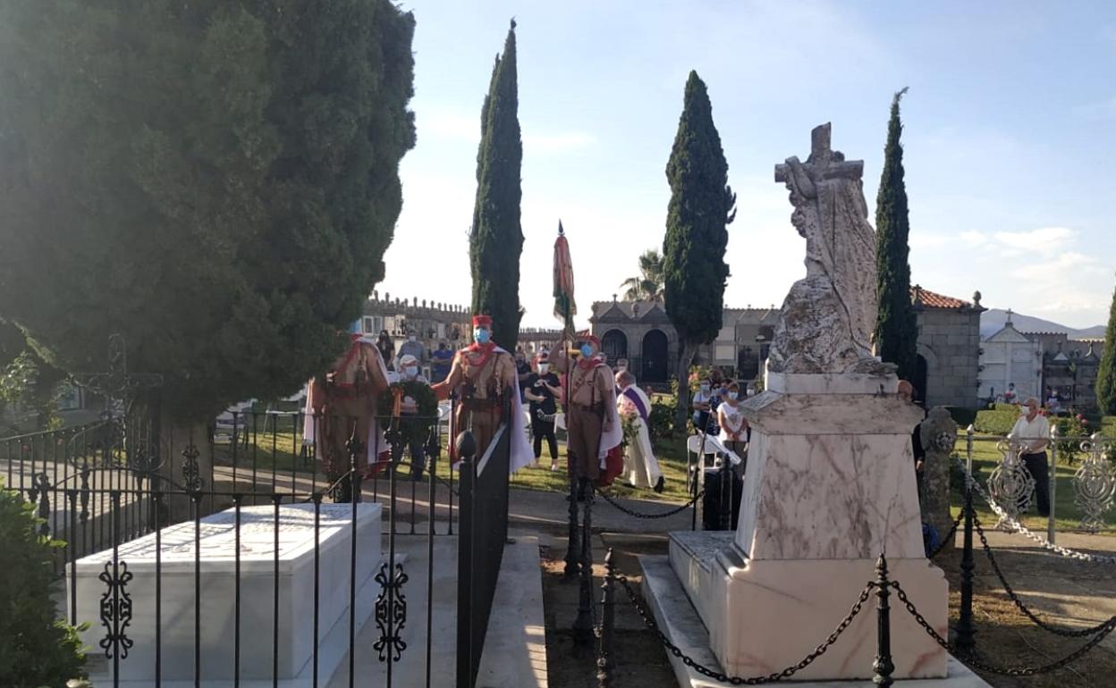 Un momento del homenaje en el cementerio de Ceclavín. 
