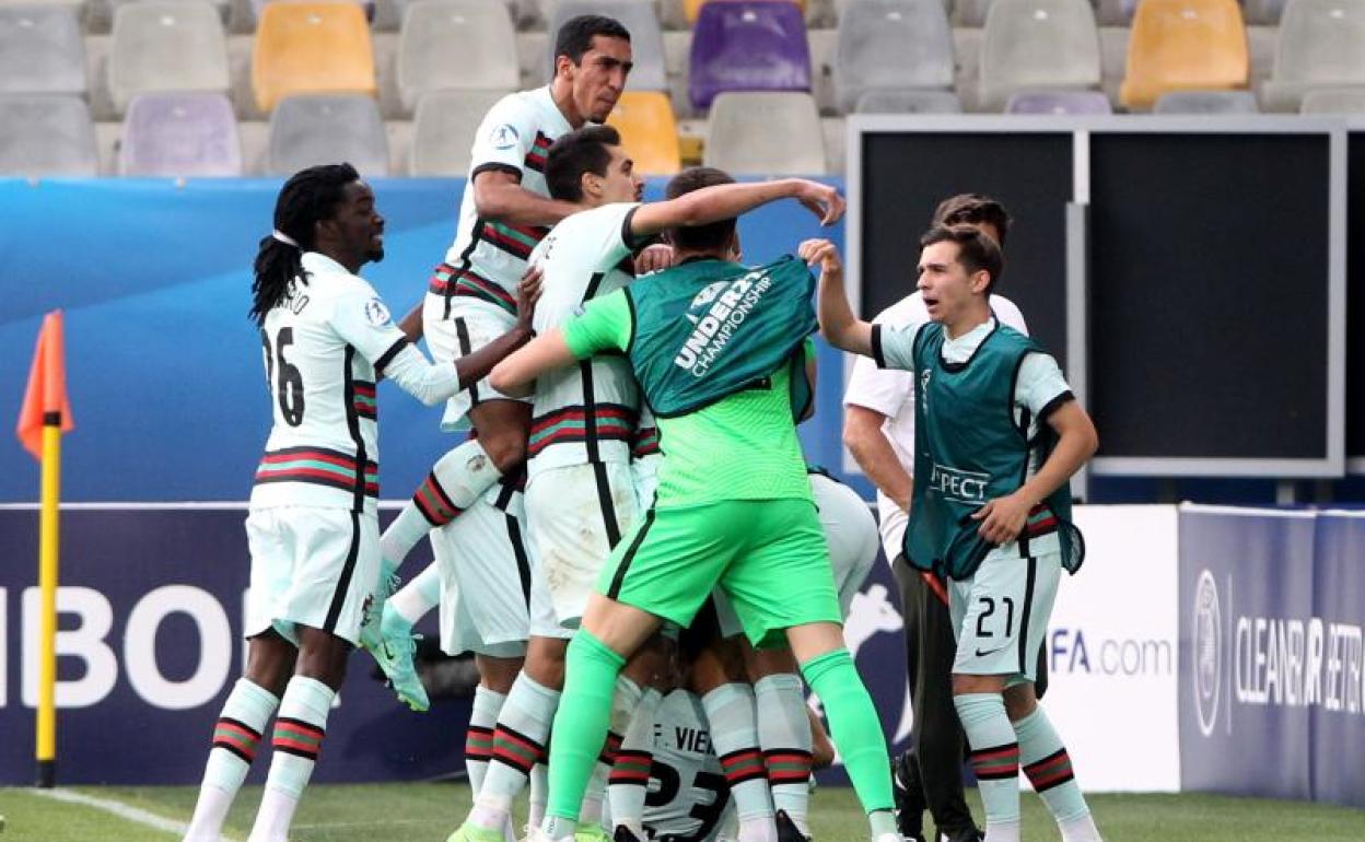 Los jugadores de Portugal celebran el único gol del partido.