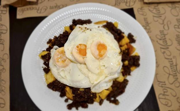 Huevos fritos con morcilla y patatas de El Puchero de la Nieta.