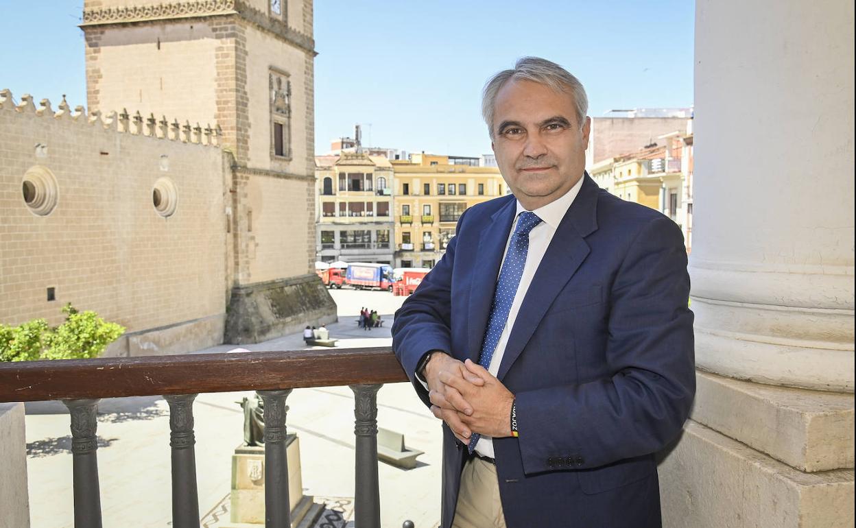 Fragoso, en el balcón del Ayuntamiento. 