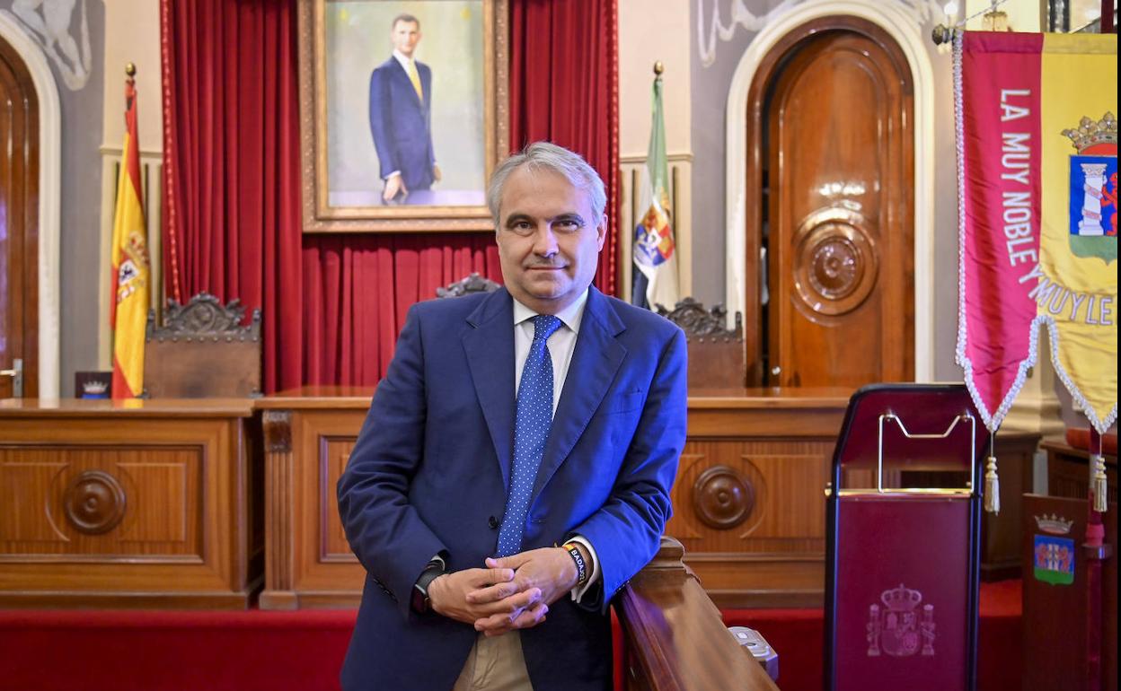 Francisco Fragoso, en el salón de plenos que dejará de presidir este mes. 