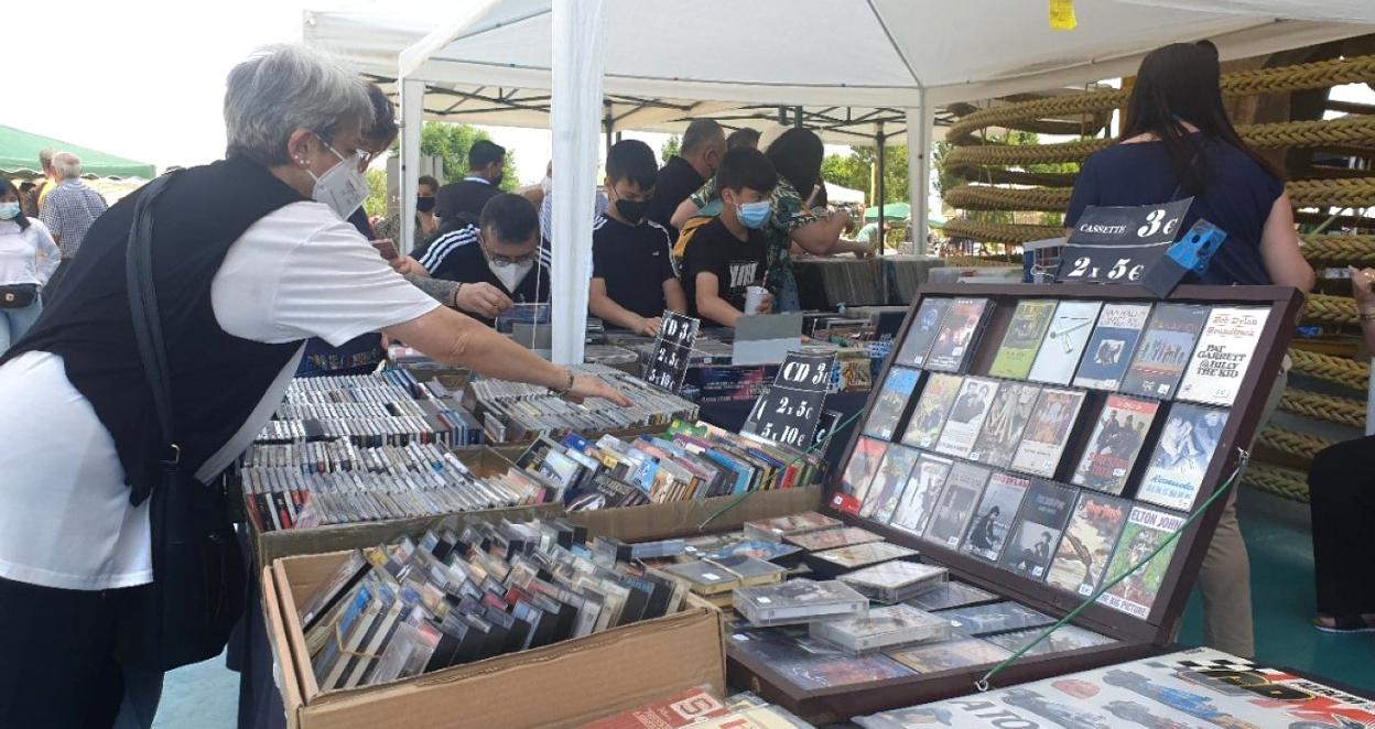 Asistentes a la Feria Internacional del Coleccionismo en Villanueva de la Serena. 