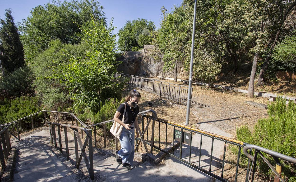 Uno de los miradores de la escalera de San Marquino lleva meses cerrado por unos desprendimientos. 