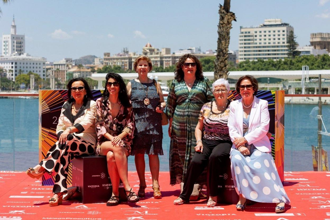 Ainhoa Rodríguez (en el centro) posa con algunas actrices del film. 