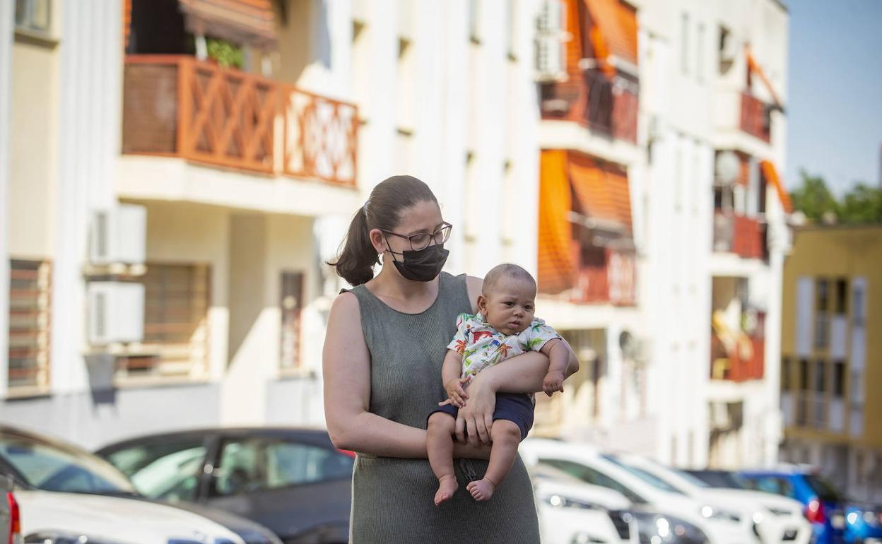 Marta, con su bebé de cuatro meses. «En la vida me he visto en esta situación», admite. 