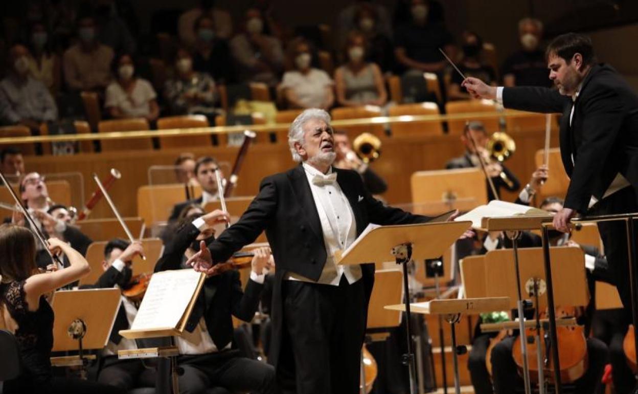 El público de Madrid recibe con vítores y aplausos a Plácido Domingo.