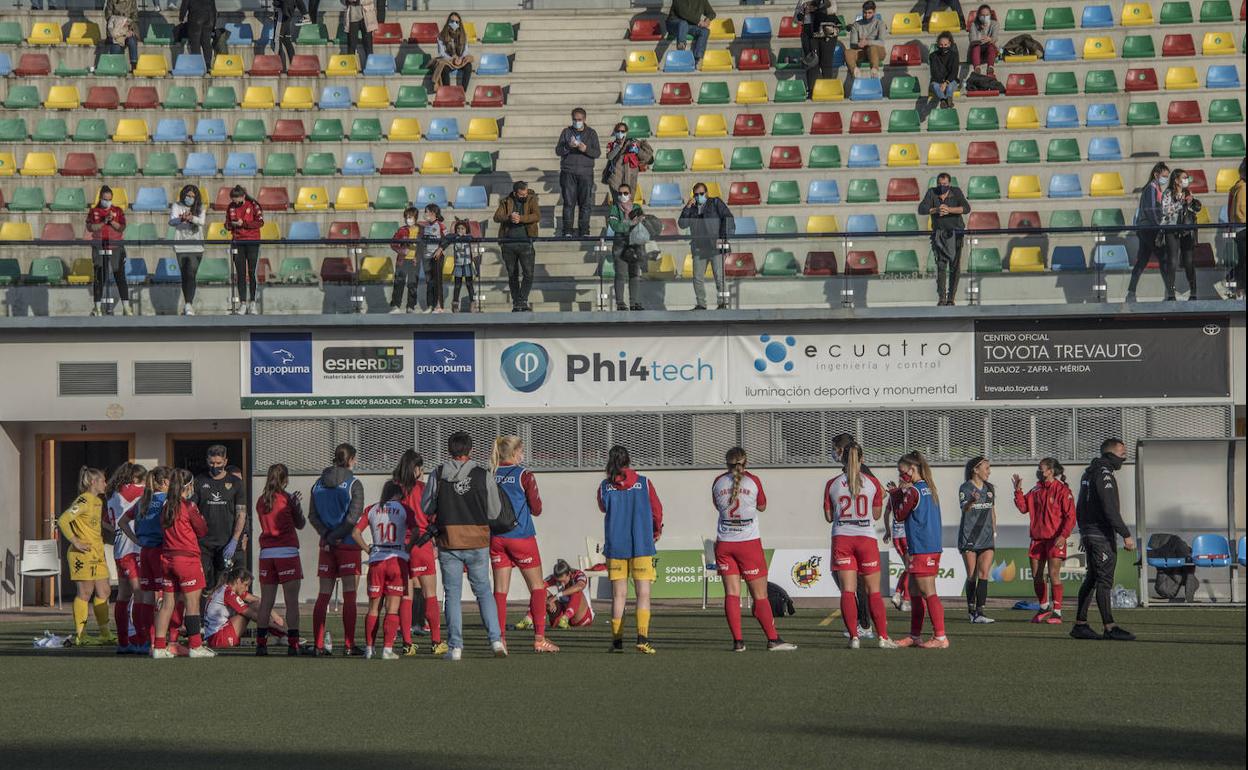 Las jugadoras del Santa se despiden de su público tras un partido de esta temporada en El Vivero. 