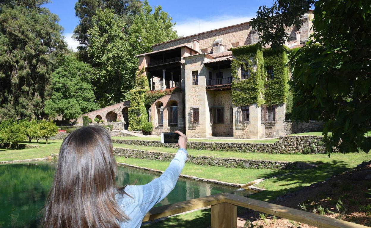 Parte de la fachada del monumento, vista desde los jardines. 