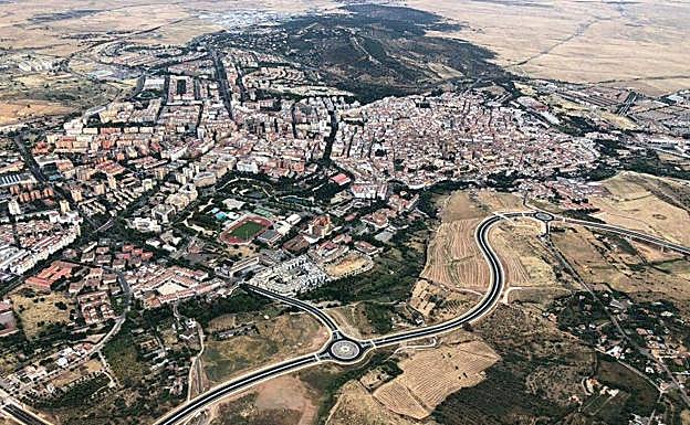 Imagen principal - La Ronda Sureste de Cáceres abrirá al tráfico el lunes