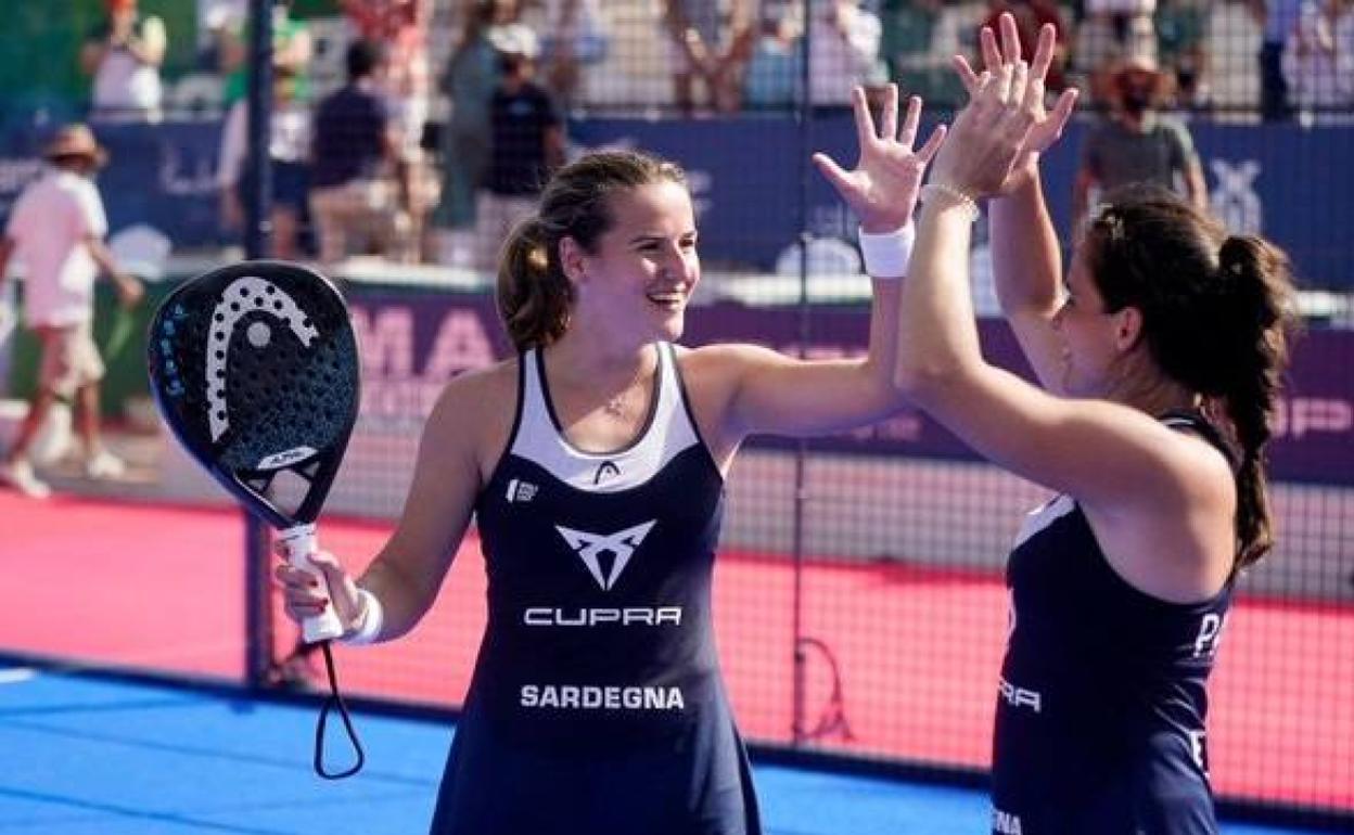 Paula Josemaría celebra el pase a la final del Marbella Master con su compañera Ariana Sánchez. 