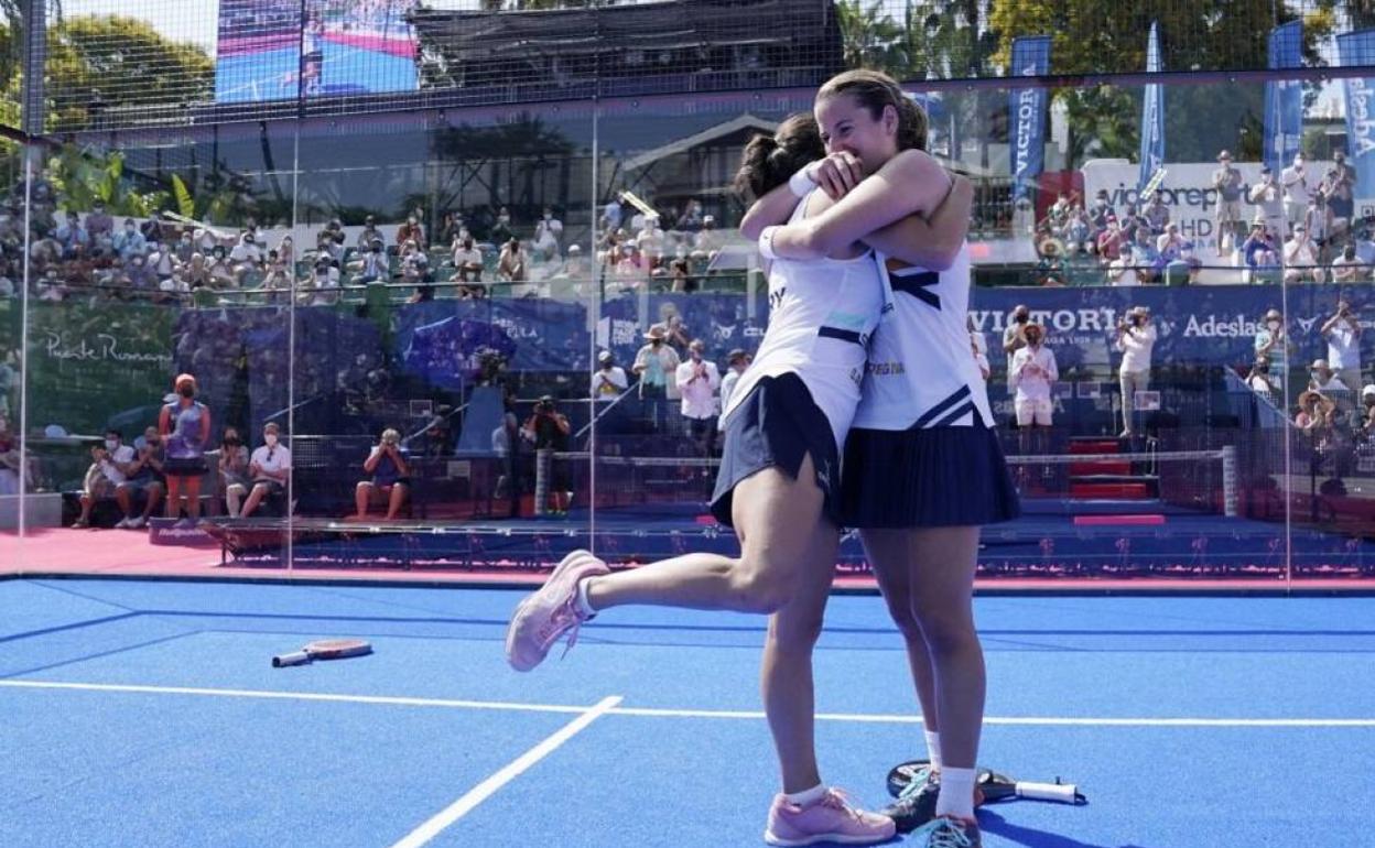 Paula Josemaría se abraza a su compañera Ari Sánchez tras conquistar el Marbella Master. 