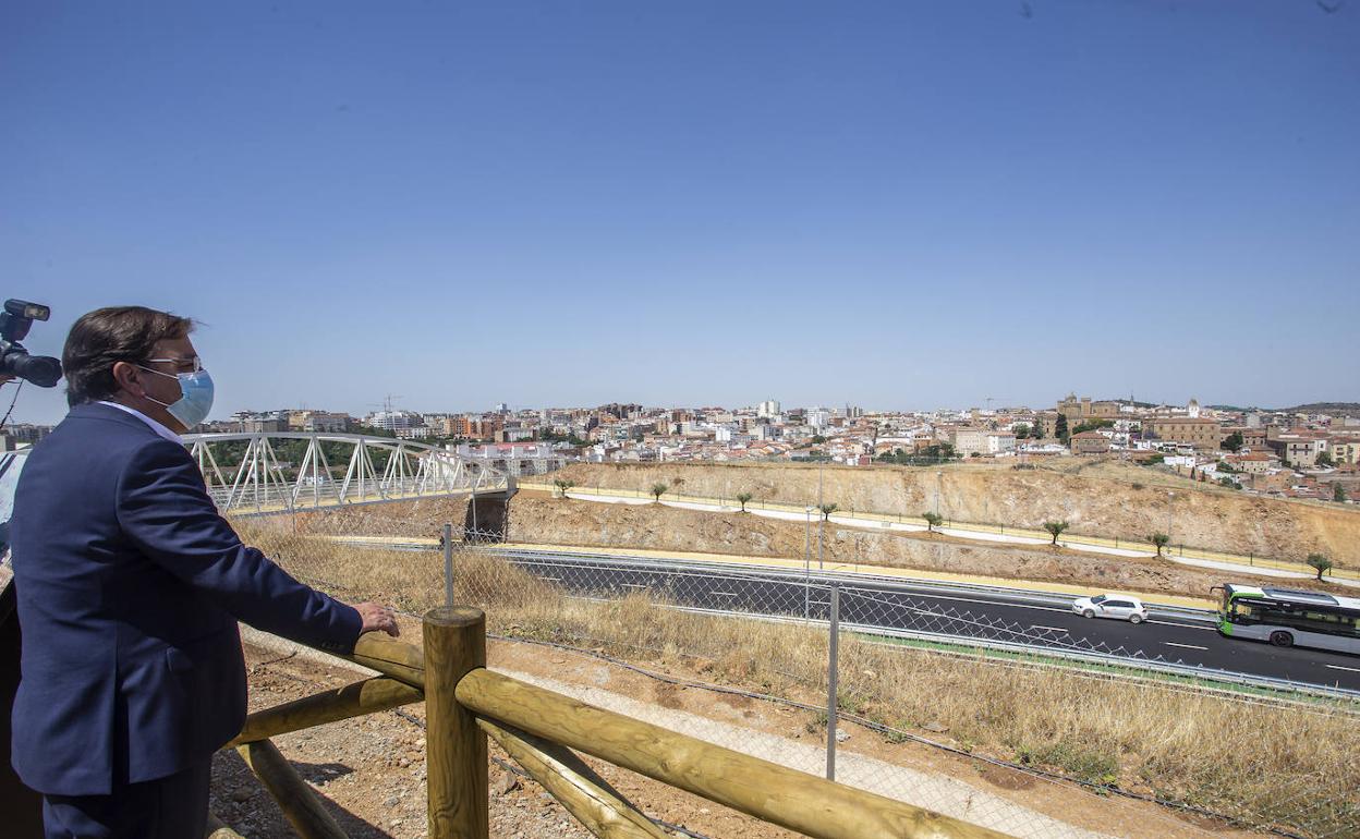 Fernández Vara en el mirador del Amparo de la Ronda Sureste de Cáceres este lunes. 