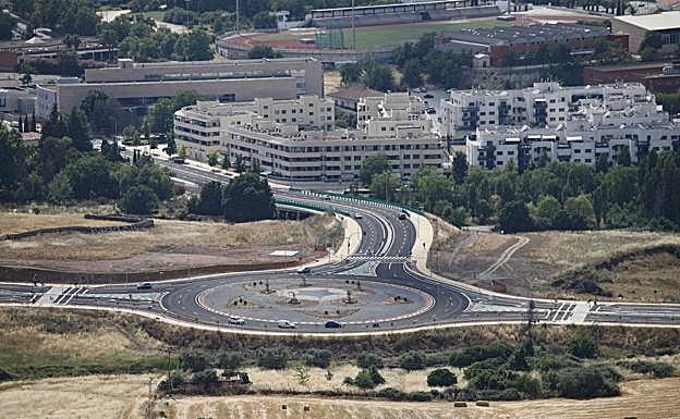 Coches circulando en la tarde de ayer por la glorieta de la Ronda Sureste que conecta con los juzgados, en el cruce de la ronda San Francisco con la avenida de la Hispanidad.