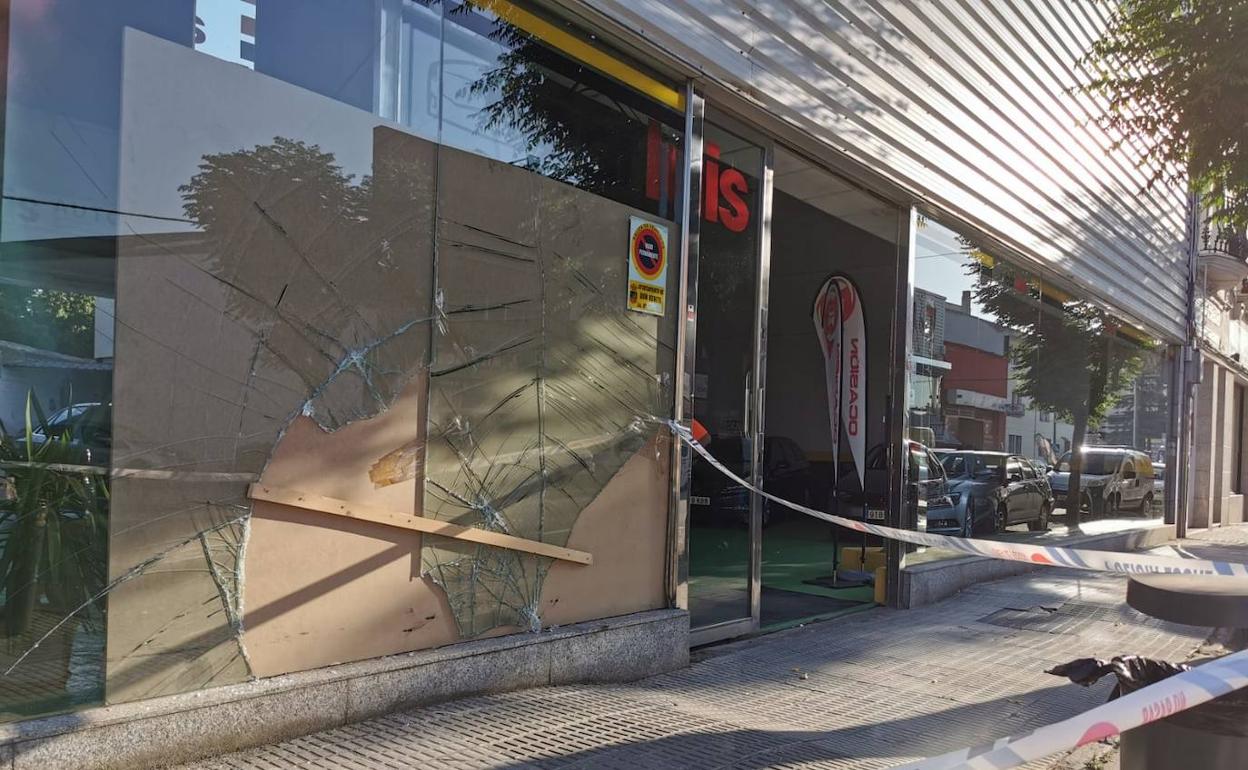 Escaparate de la calle Canalejas de Don Benito dañado por el coche tras el intento de agresión de la mujer
