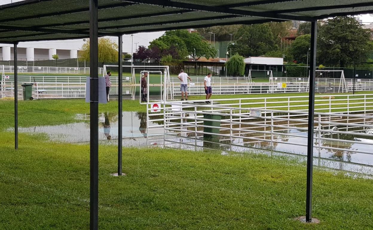 Pileta infantil desbordada por las fuertes lluvias caídas desde anoche en la ciudad.