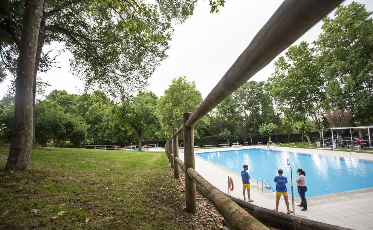 Imagen de la piscina del parque del Príncipe, este viernes, vacía de bañistas por el mal tiempo. 