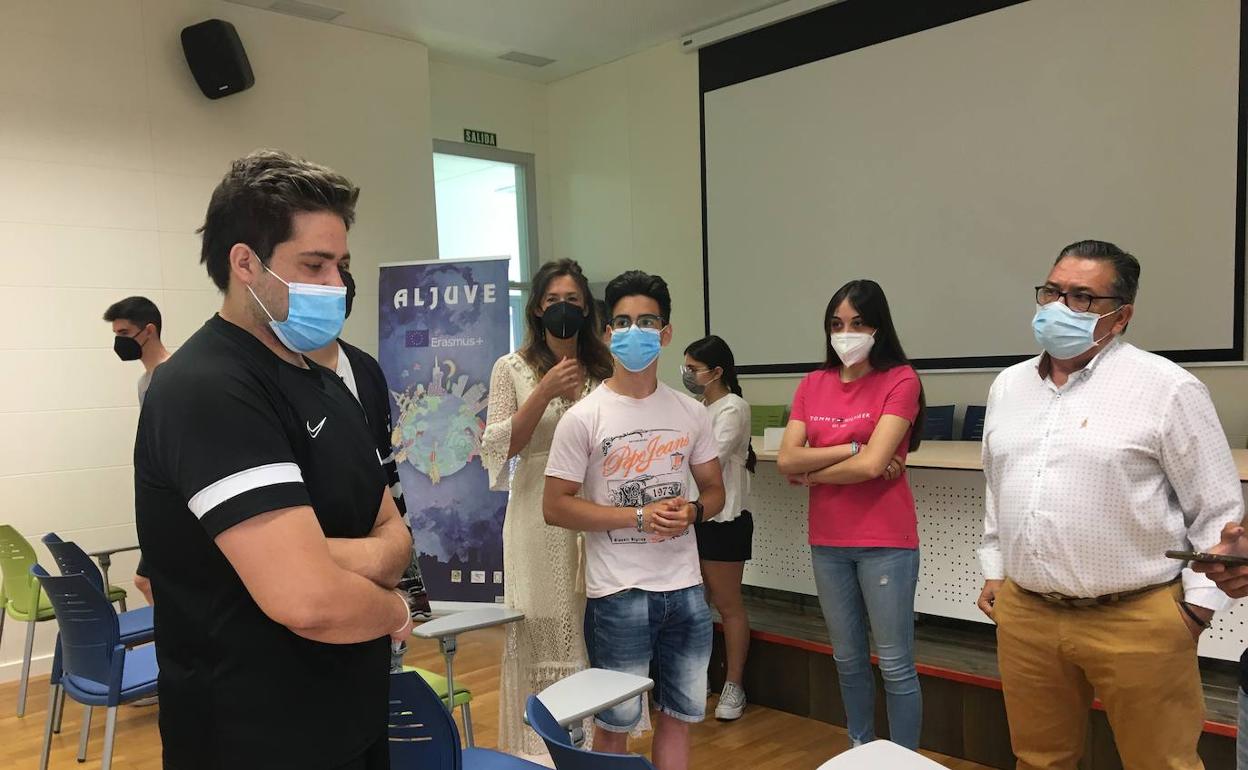 Juan Manuel charla con el alcalde en presencia de sus compañeros.