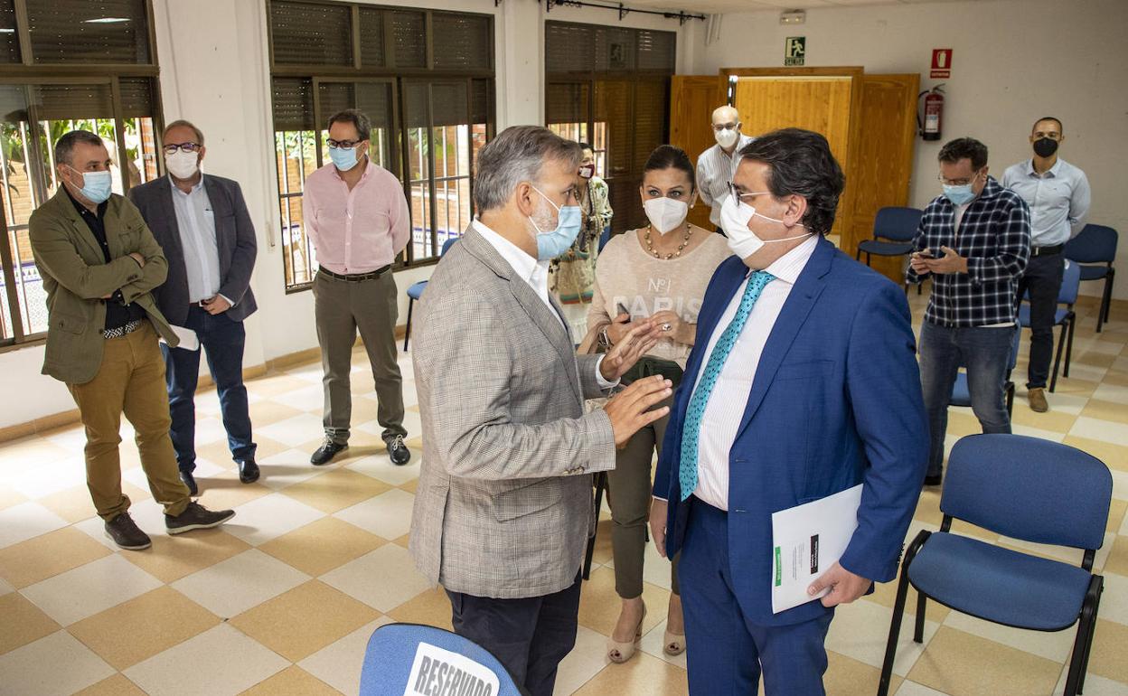 José María Vergeles con el alcalde de Plasencia, esta mañana en su visita a la ciudad.