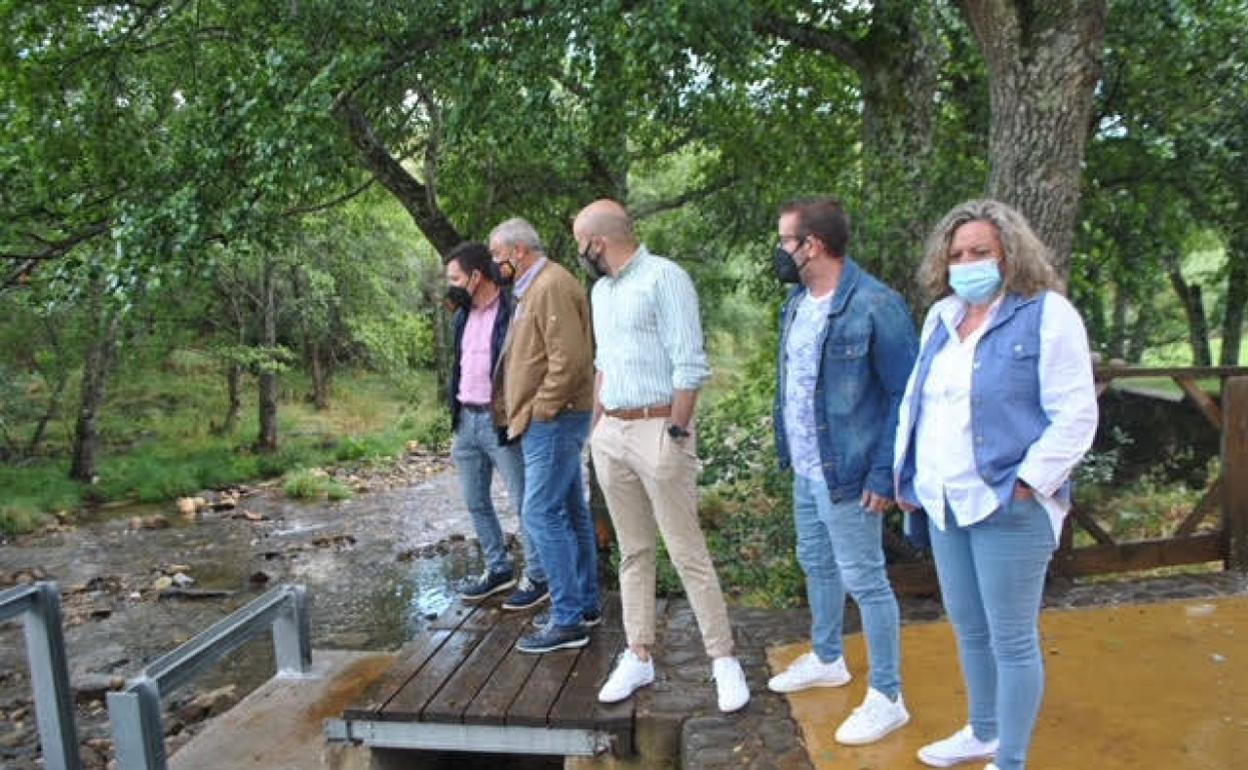 El presidente de la Diputación y otras autoridades en una visita a la piscina de Hoyos tras la reforma. 