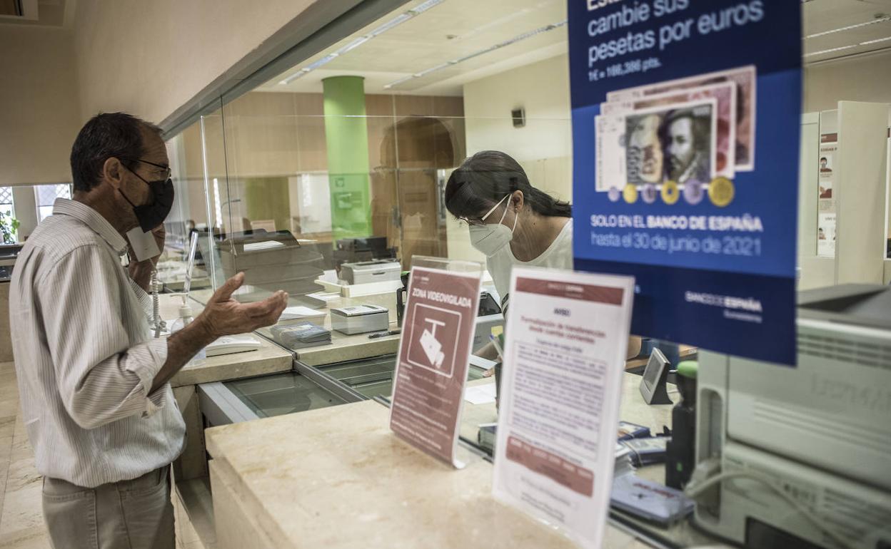 Juan Miguel Tiburcio cambió ayer las pesetas que le quedaban en la sucursal del Banco de España de Badajoz. 