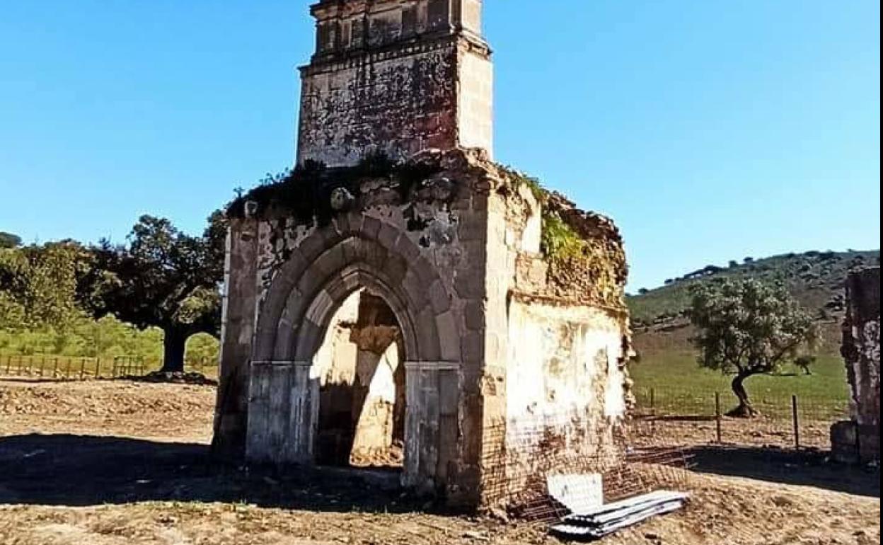Esto es lo que quedó en pie de la ermita de Santa María de Brovales tras la intervención de una retroexcavadora. 