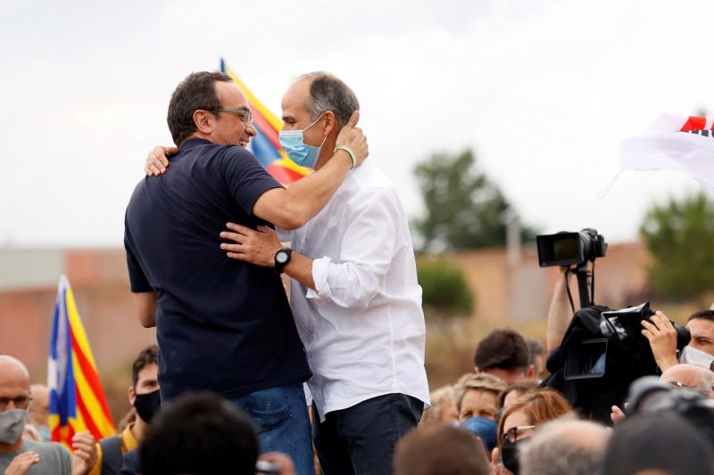 Los exconsellers Josep Rull y Jordi Turull se abrazan ante los simpatizantes que se han congregado a las puertas del centro Penitenciario de Lledoners
