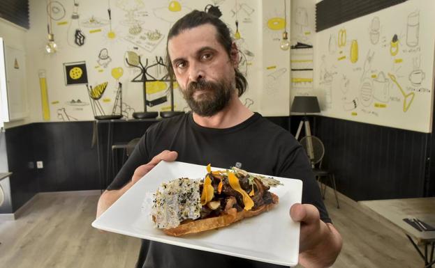 Antonio Granados, chef de Convivio, con su rabo de toro sobre patata hojaldrada.