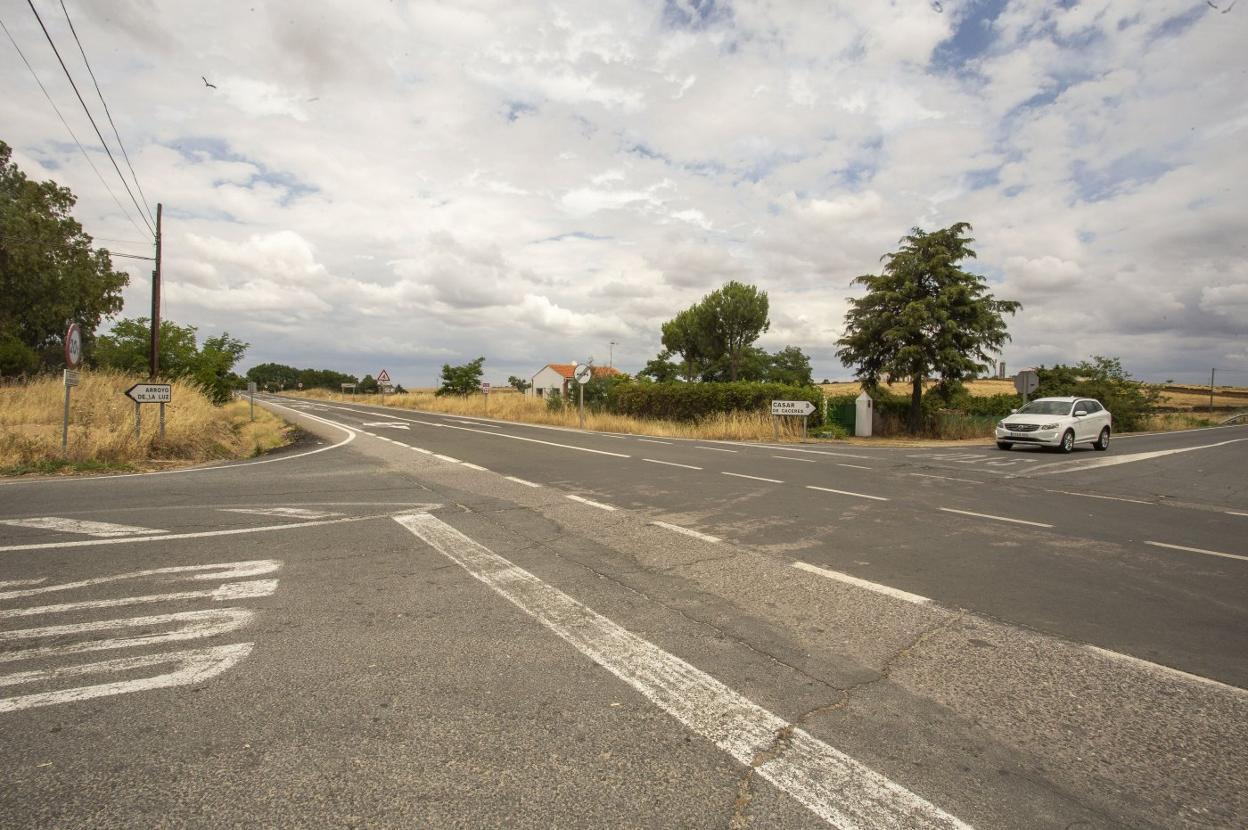 Zona en la que se levantará el parque, a la derecha de la calzada. 