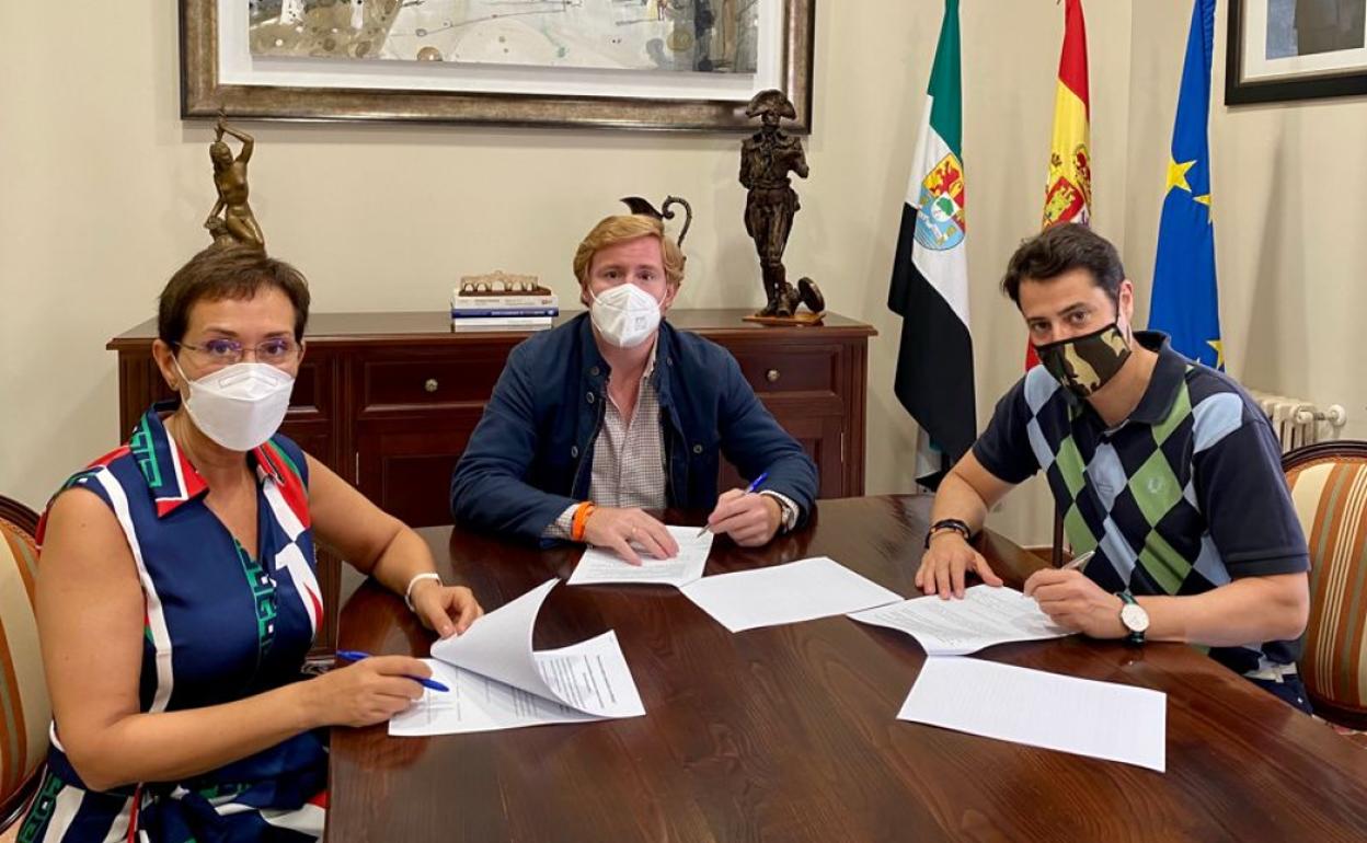 María José Solana (PP), Ignacio Gragera (Cs) y Alejandro Vélez (edil no adscrito), durante la firma del acuerdo de investidura. 