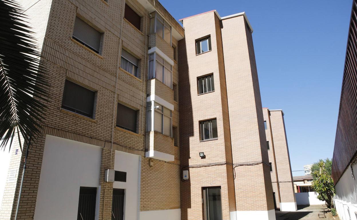 Solución que han dado al 14 de la avenida de la Bondad para instalar el ascensor haciendo una obra de ampliación del portal con escalera nueva. 