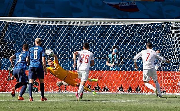 Álvaro Morata falla el penalti ante Eslovaquia. 