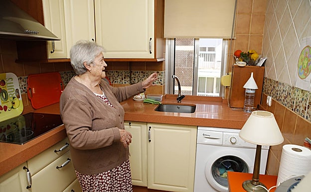 María Nieves Fernández en su cocina, a donde daría el ascensor. 