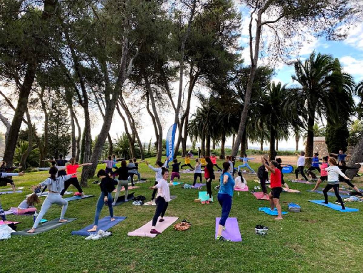 Clase de yoga en la Alcazaba.