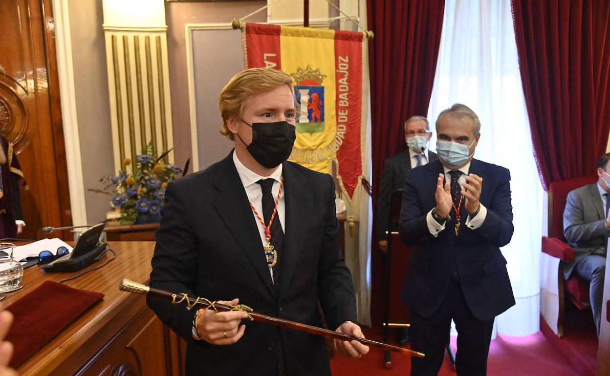 Gragera nada más recibir de Fragoso el bastón de mando.