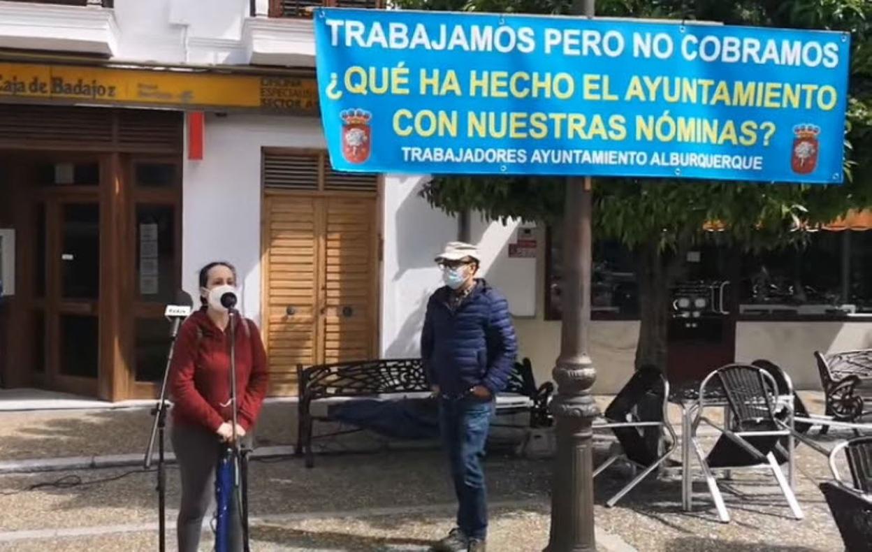 Concentración en Alburquerque de trabajadores municipales a los que se les deben varias nóminas. 